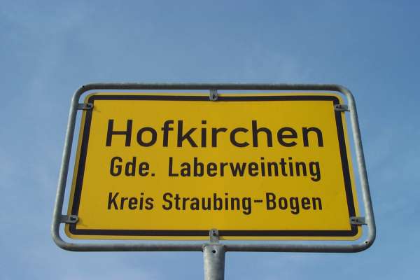 Hofkirchen, das Kerndorf der Bachorte. Die erste urkundliche Erwhnung geht auf das Jahr 1145 als 'Hovenchirchen' zurck. Sicher war es aber nicht die erste Ansiedlung an dieser Stelle.
